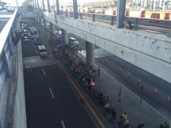 下には一階の空港お抱えのぼったくりタクシー達